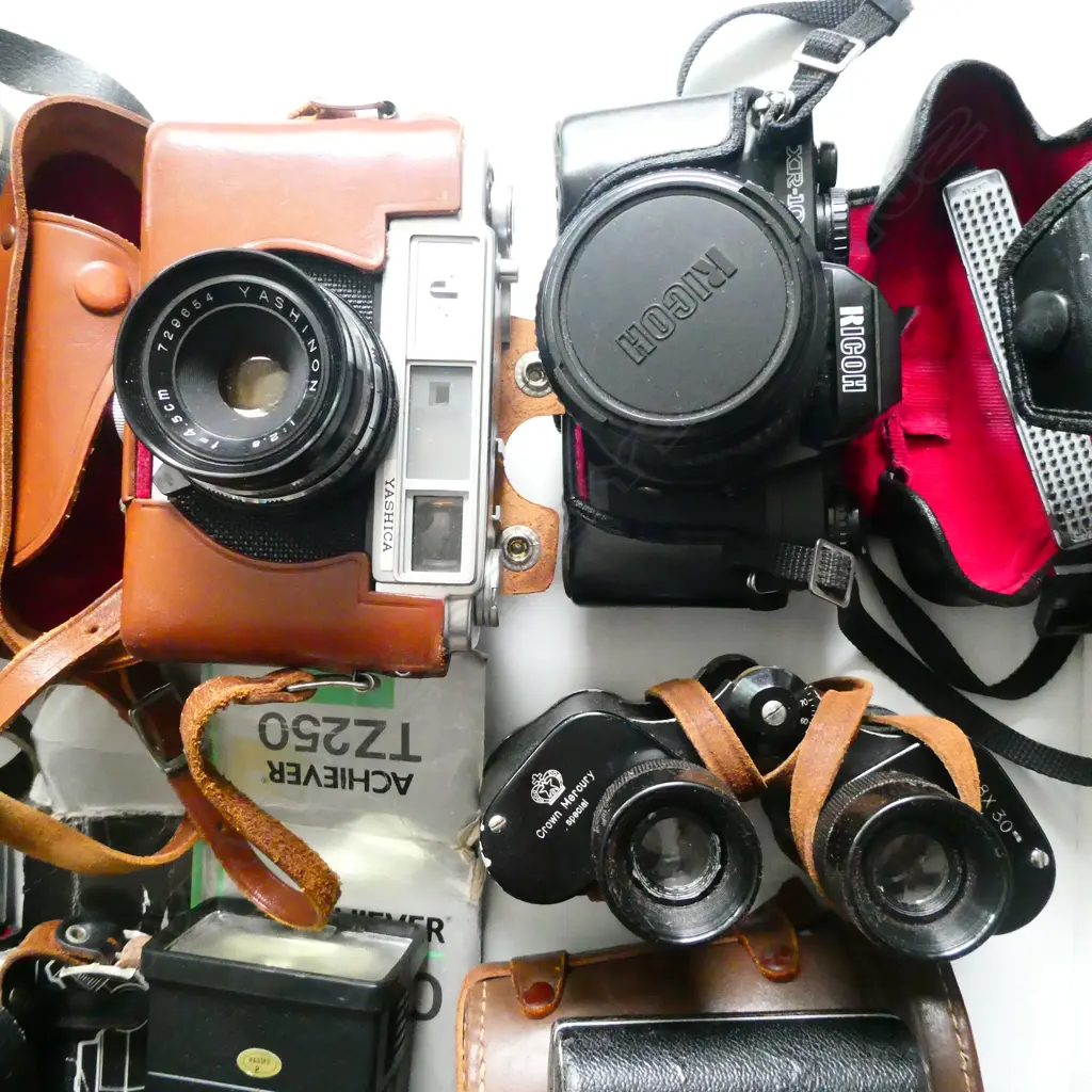 BOX OF CAMERAS  Image 1++