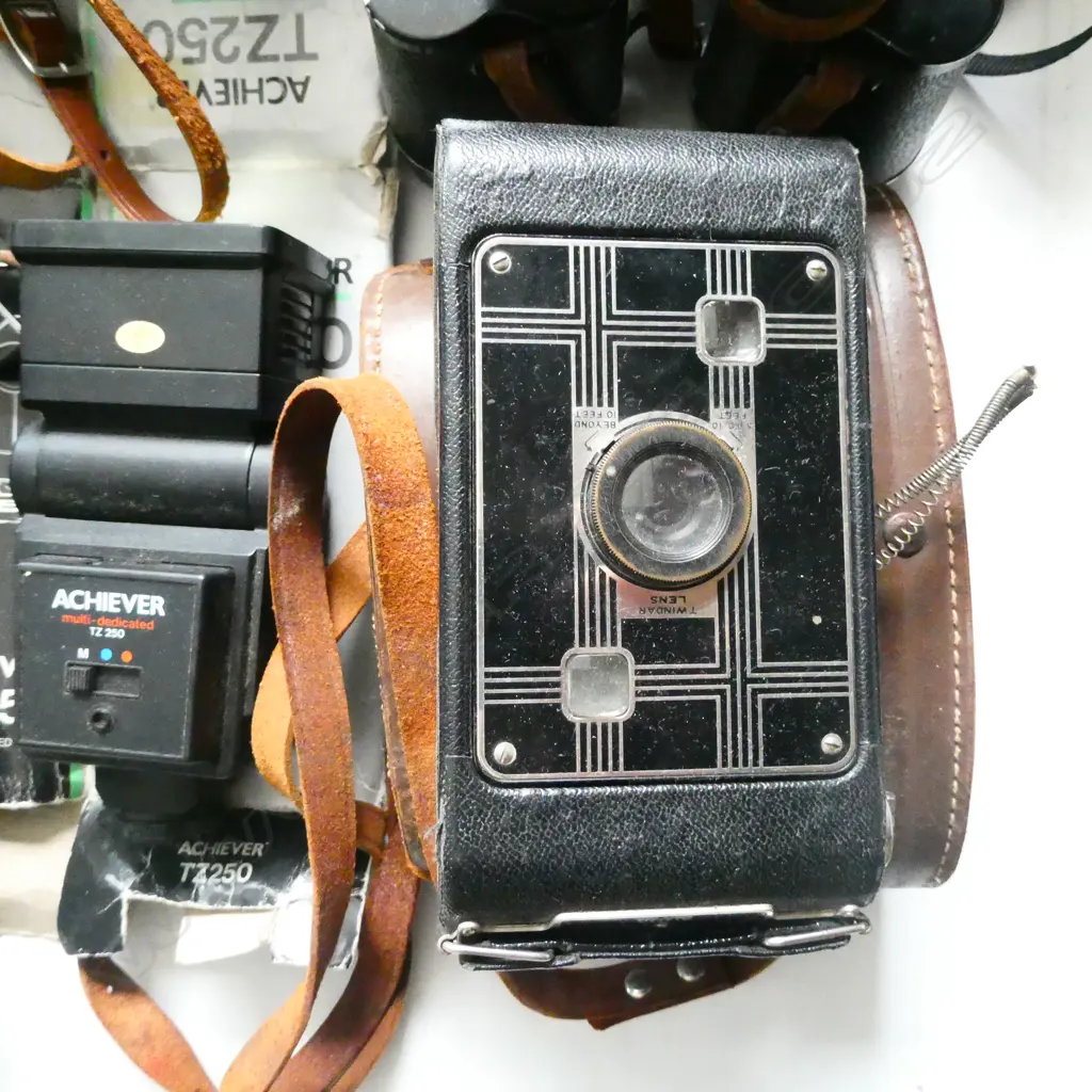 BOX OF CAMERAS  Image 1++