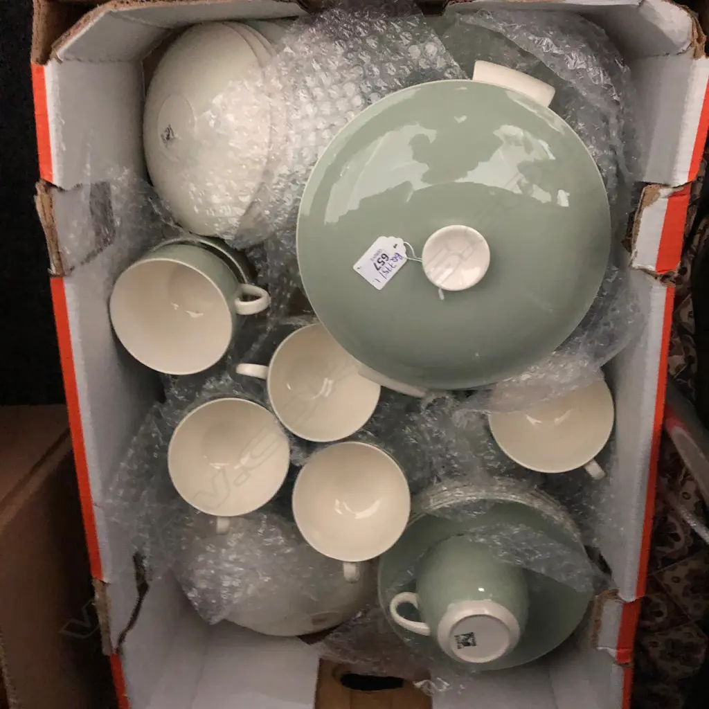 LARGE CELADON POOLE DINNER SET  Image 1++