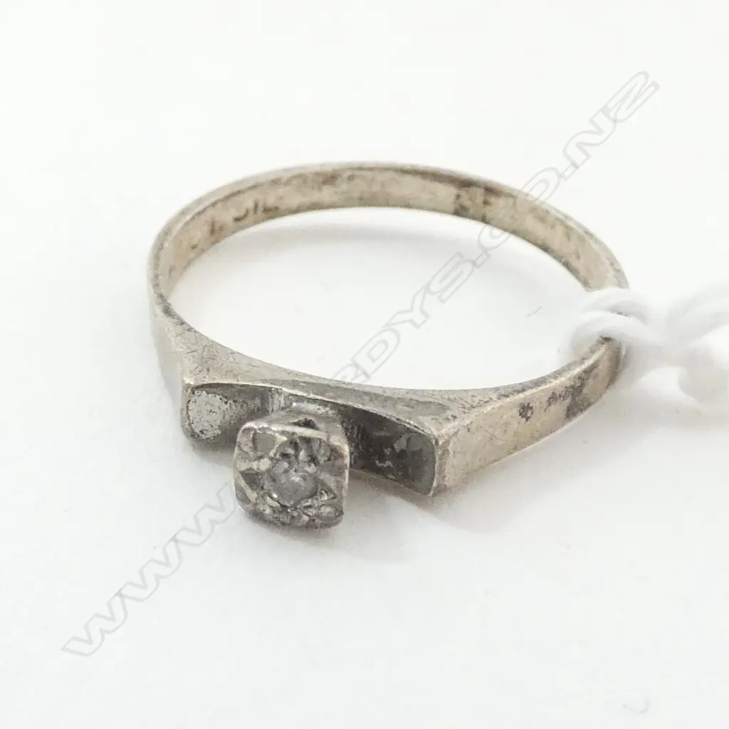 RING, DIAMOND SET IN SILVER Image 1++