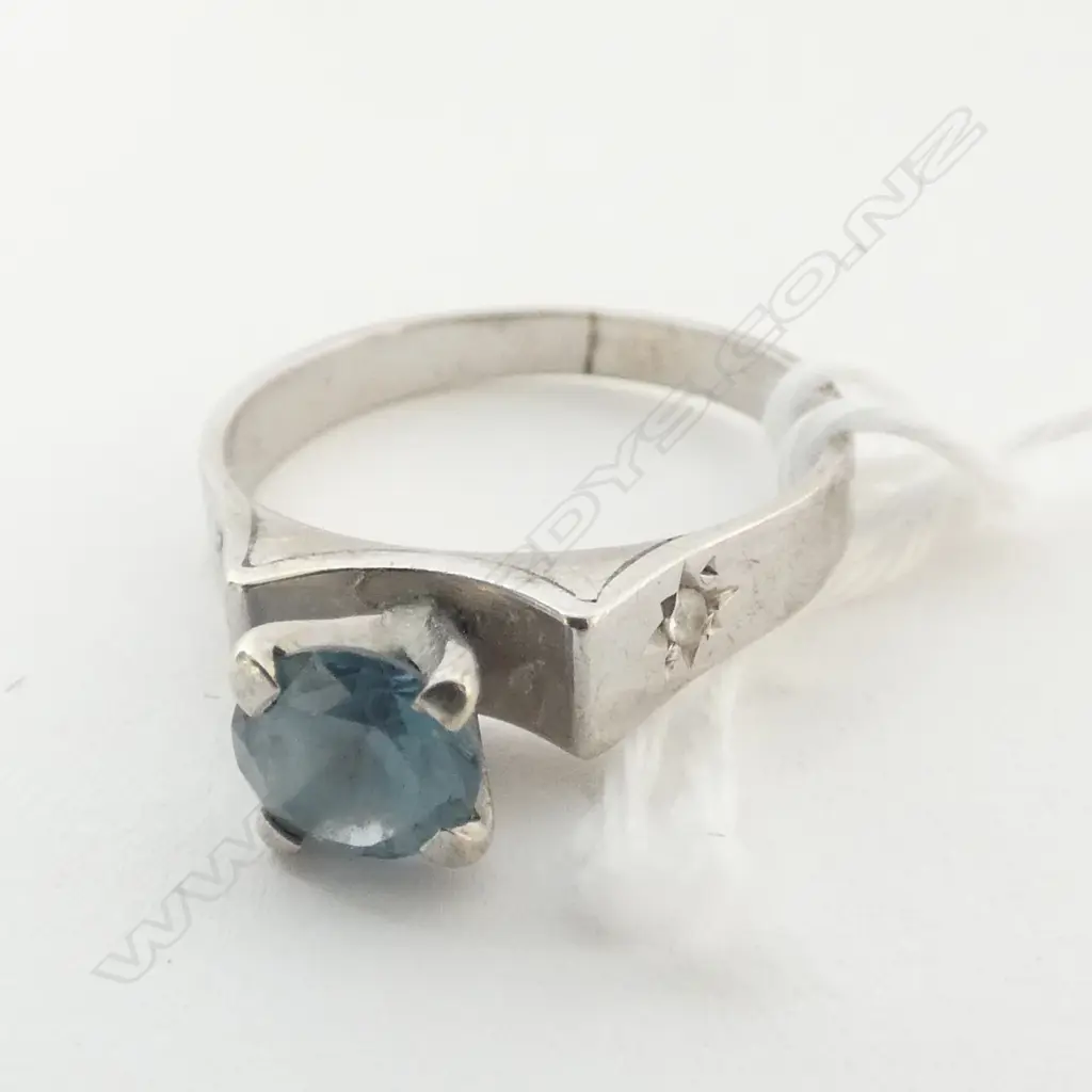 RING, LADIES 9ct WHITE GOLD WITH BLUE STONE AND 2 WHITE ONES ON THE SHOULDERS, 2.7gm Image 1++