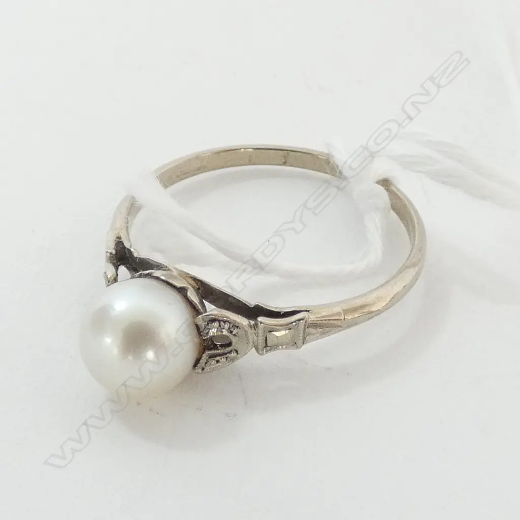 RING, VINTAGE 9ct GOLD AND PEARL Image 1++