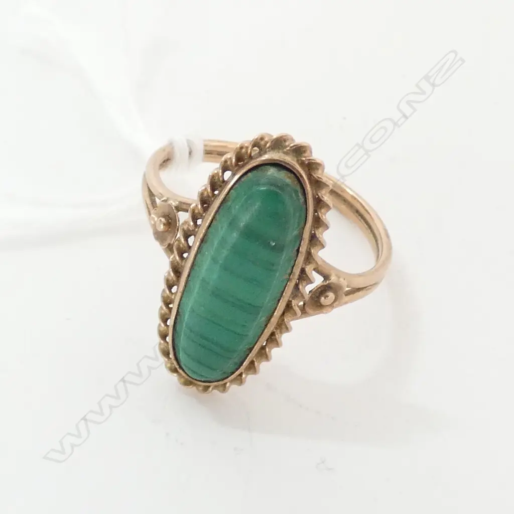 RING, LADIES, 9ct VINTAGE, MALACHITE, CIRCA 1940s Image 1++
