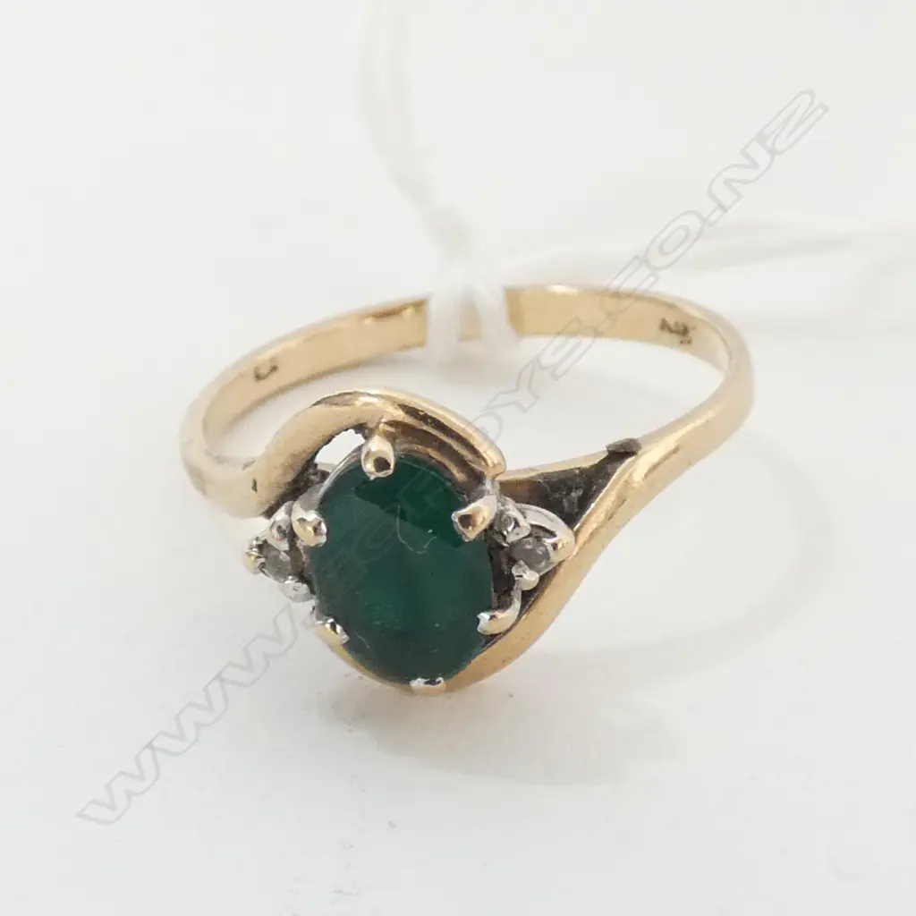 RING, LADIES, 9ct, GREEN STONE WITH 2 SMALLER WHITE STONES ON SHOULDERS Image 1++