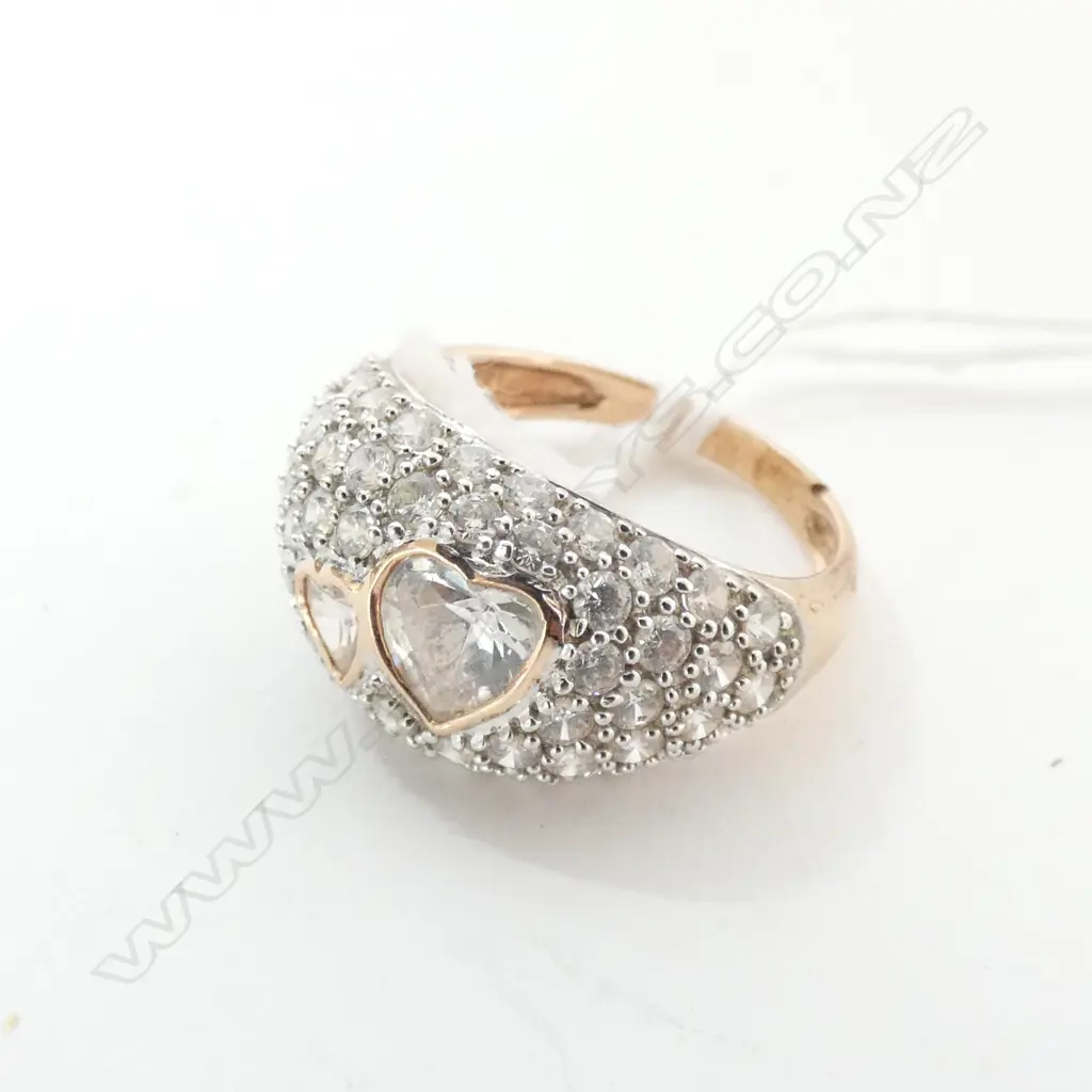 RING LADIES IN 14ct GOLD SET WITH WHITE STONES, 4.8gm Image 1++
