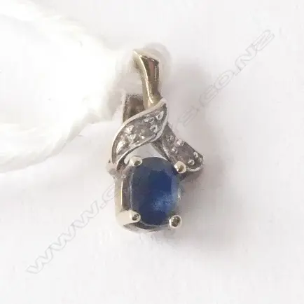 PENDANT, 9ct GOLD AND SAPPHIRE SET Image 1++