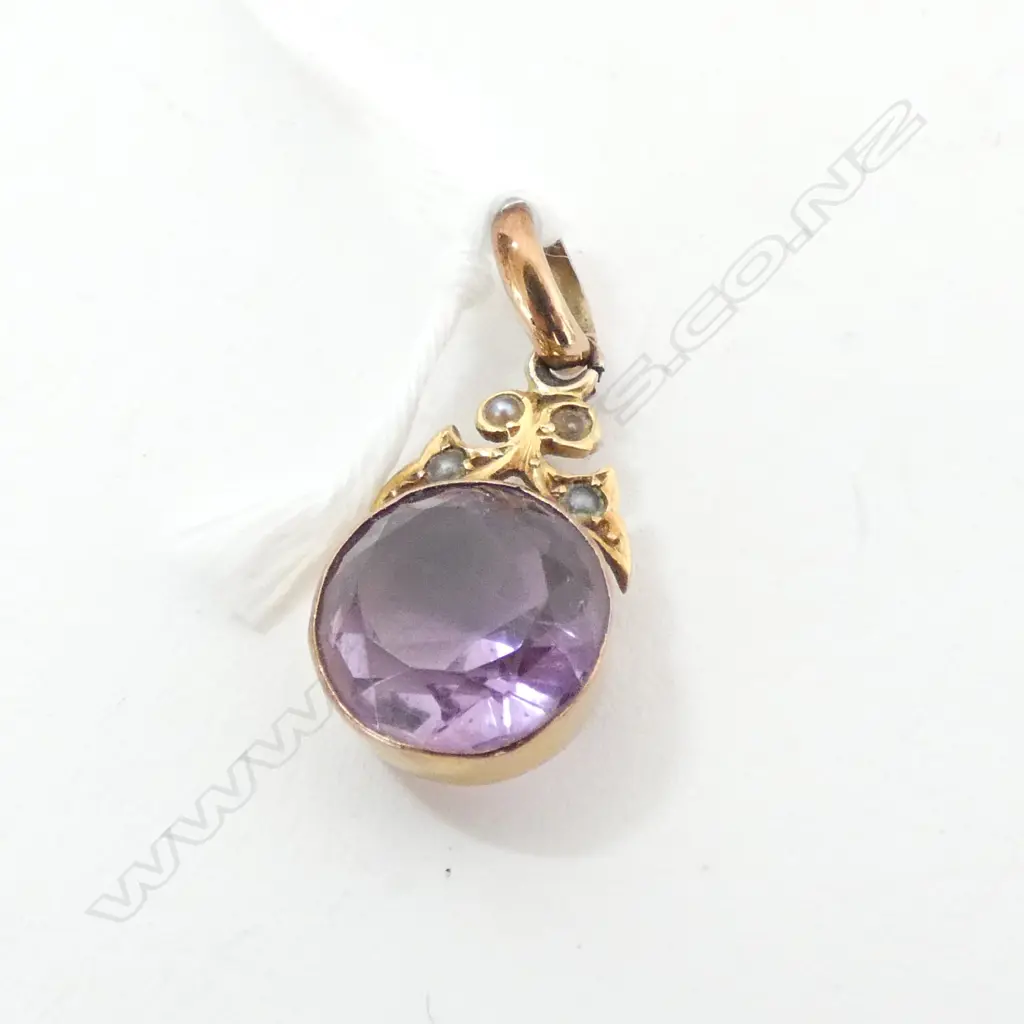 PENDANT, AMETHYST AND SEED PEARL SET IN 9ct GOLD, 25mm LONG Image 1++