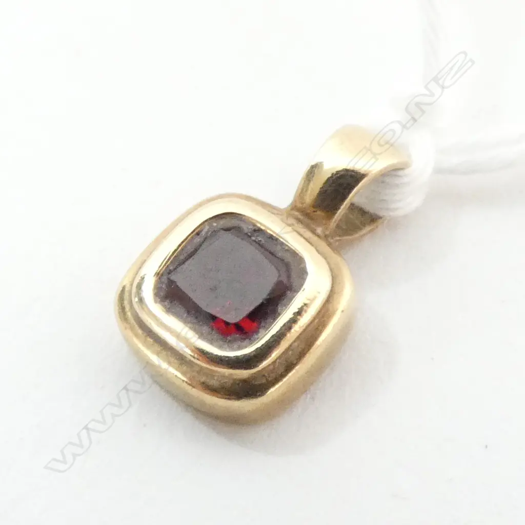 PENDANT, RED STONE SET IN 9ct GOLD Image 1++