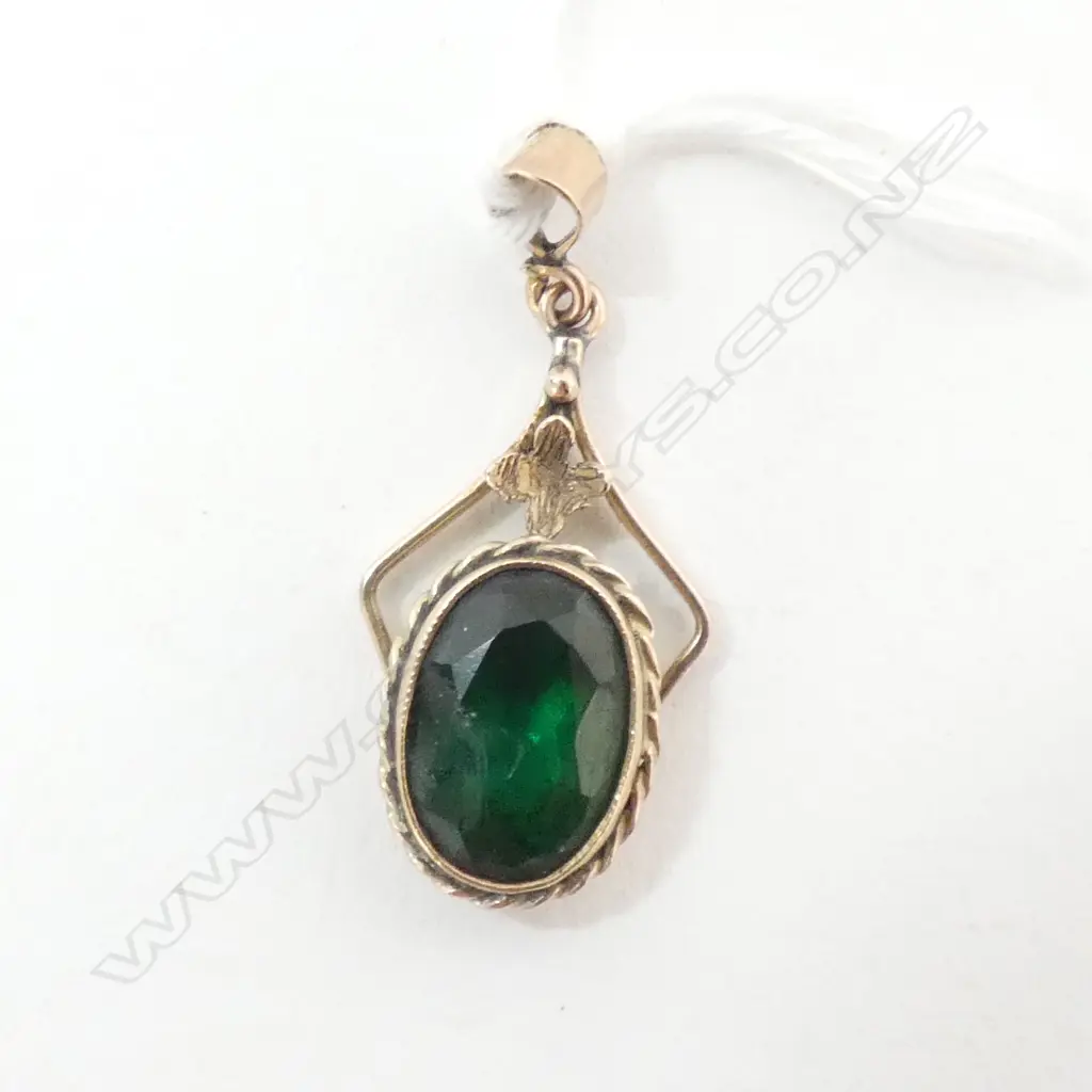  PENDANT, GREEN STONE SET IN 9ct GOLD Image 1++
