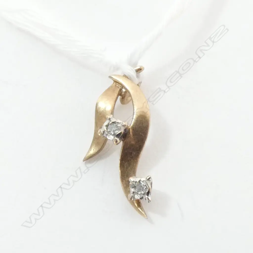 PENDANT, 2 DIAMONDS SET IN 9ct GOLD Image 1++