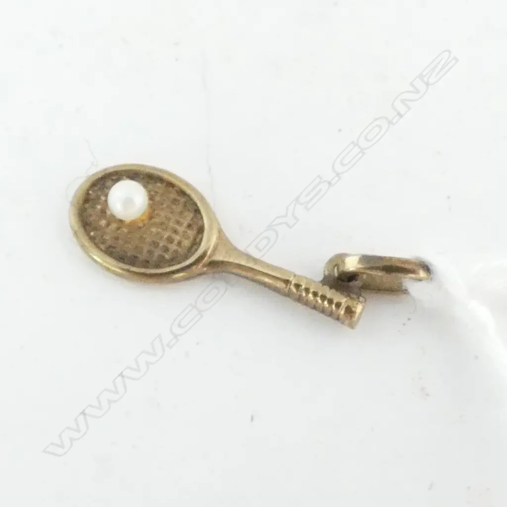 PENDANT, TENNIS RACQUET AND BALL, SET IN 8ct GOLD Image 1++