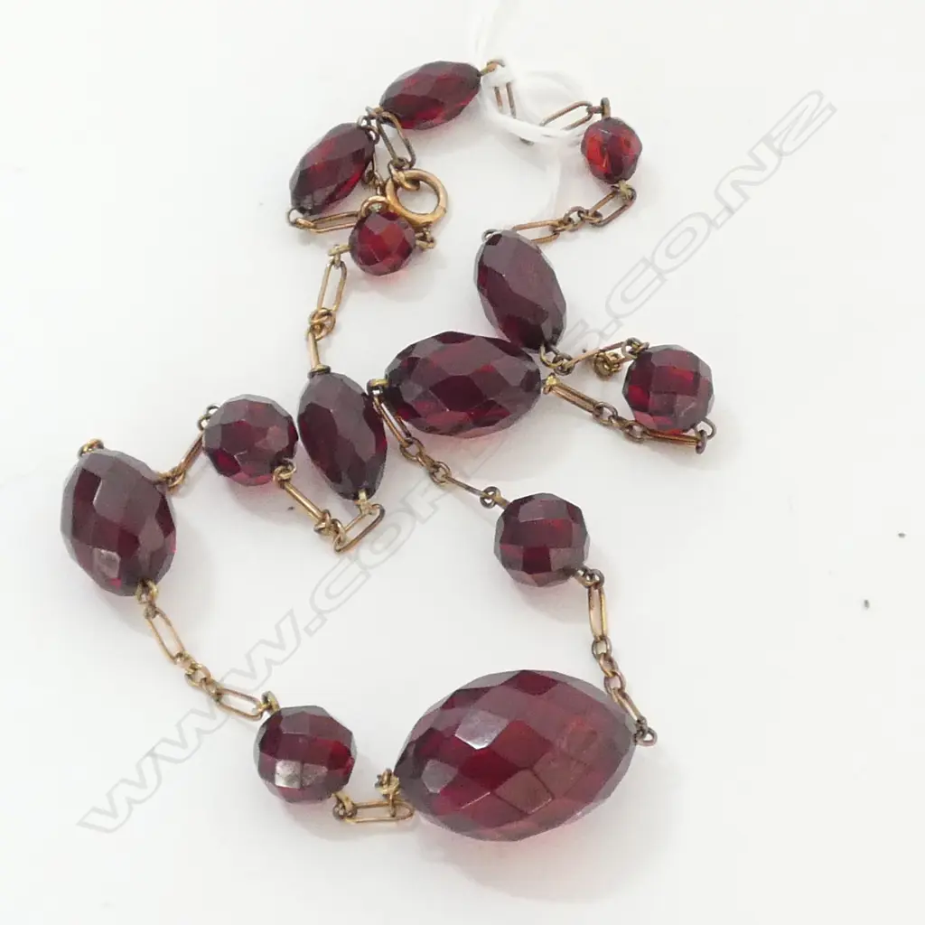 NECKLACE, GRADUATED RED STONES (GARNETS) CHAIN TESTS AS 9ct GOLD, 480mm LONG Image 1++