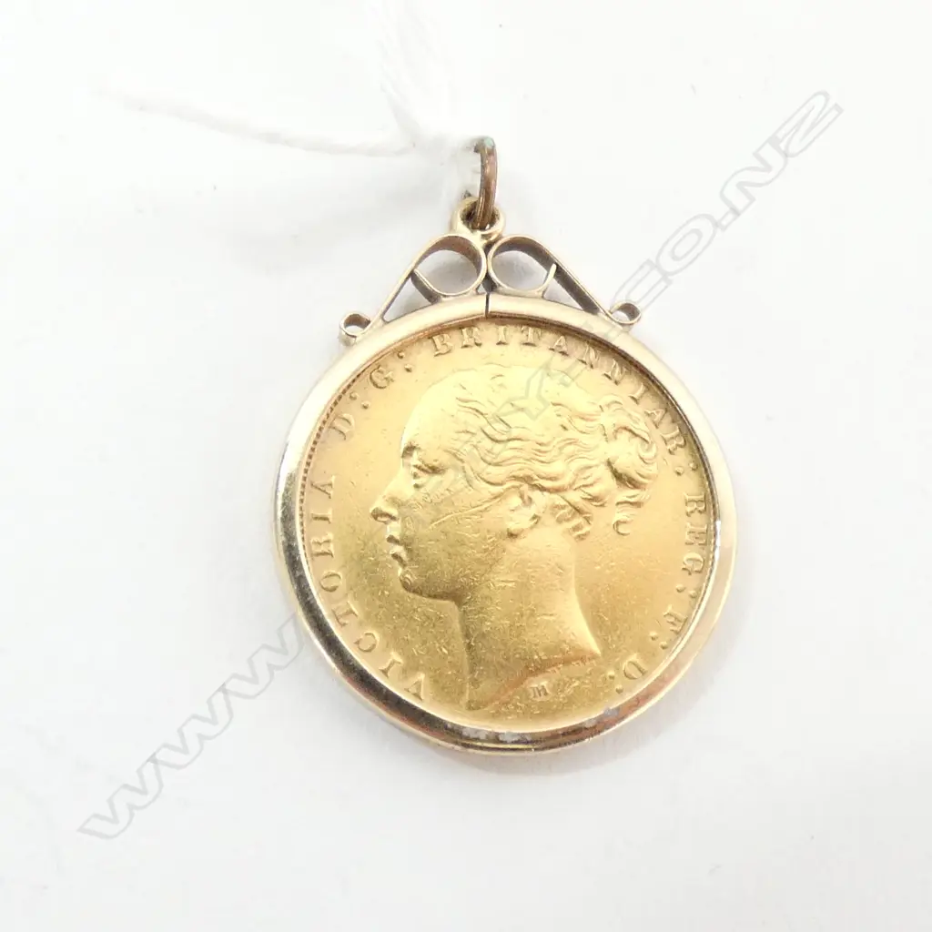 ENGLISH 1875 FULL SOVEREIGN (22ct) IN 9ct GOLD HOLDER Image 1++