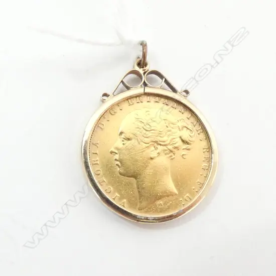 ENGLISH 1875 FULL SOVEREIGN (22ct) IN 9ct GOLD HOLDER