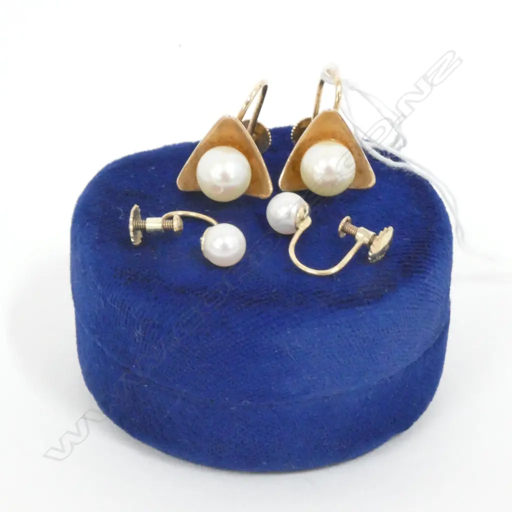 2 PRS 9CT GOLD & FAUX PEARL EARRINGS Image 1++
