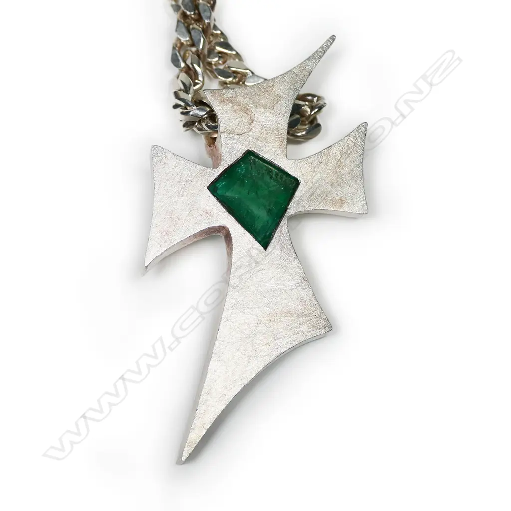 CONTEMPORARY BRUSH SILVER PENDANT CROSS SET w EMERALD, ON SILVER FLAT CURB CHAIN Image 1++