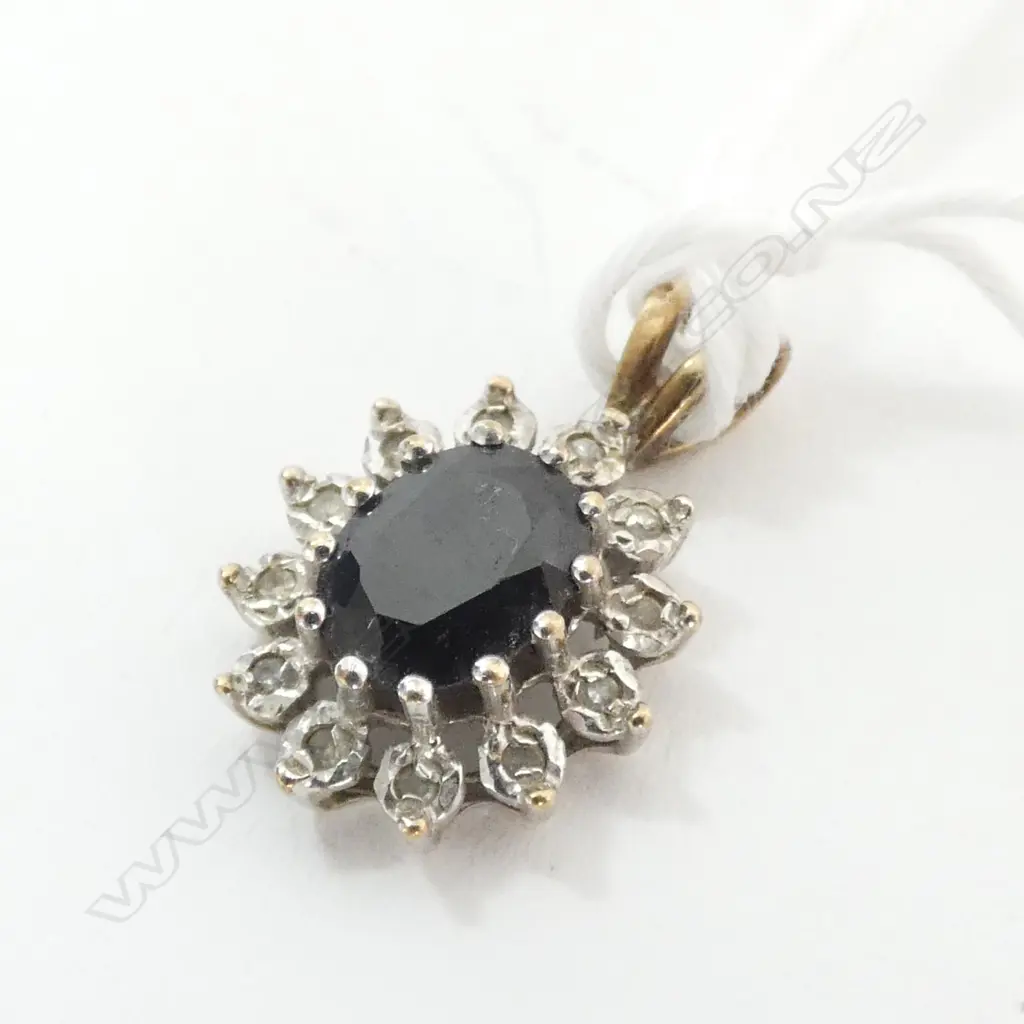 PENDANT, SAPPHIRE SURROUNDED BY 12 DIAMONDS SET IN 9ct GOLD, APPEARS TO BE LONDON, 1924(?), MAKER A.T LD Image 1++