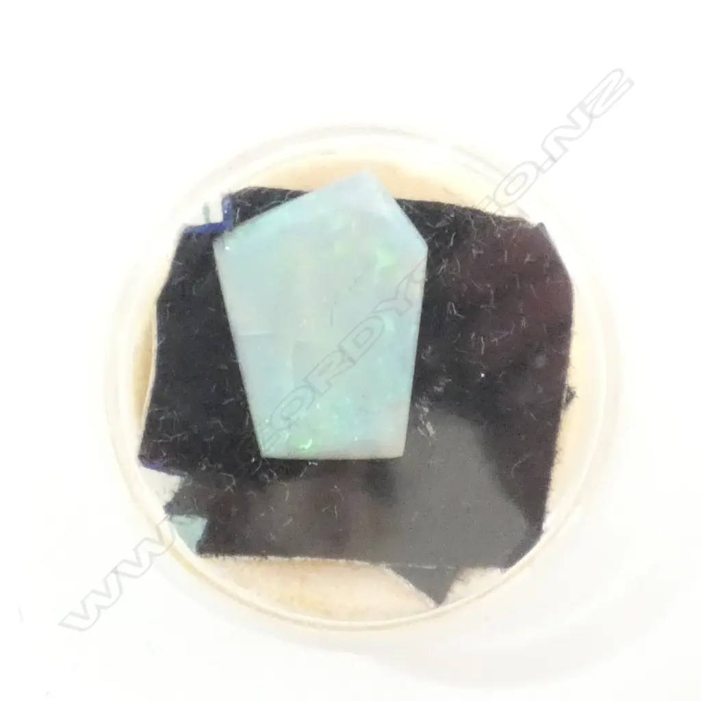 OPAL, 2ct, BLUE AND BRIGHT GREEN CLOURS Image 1++