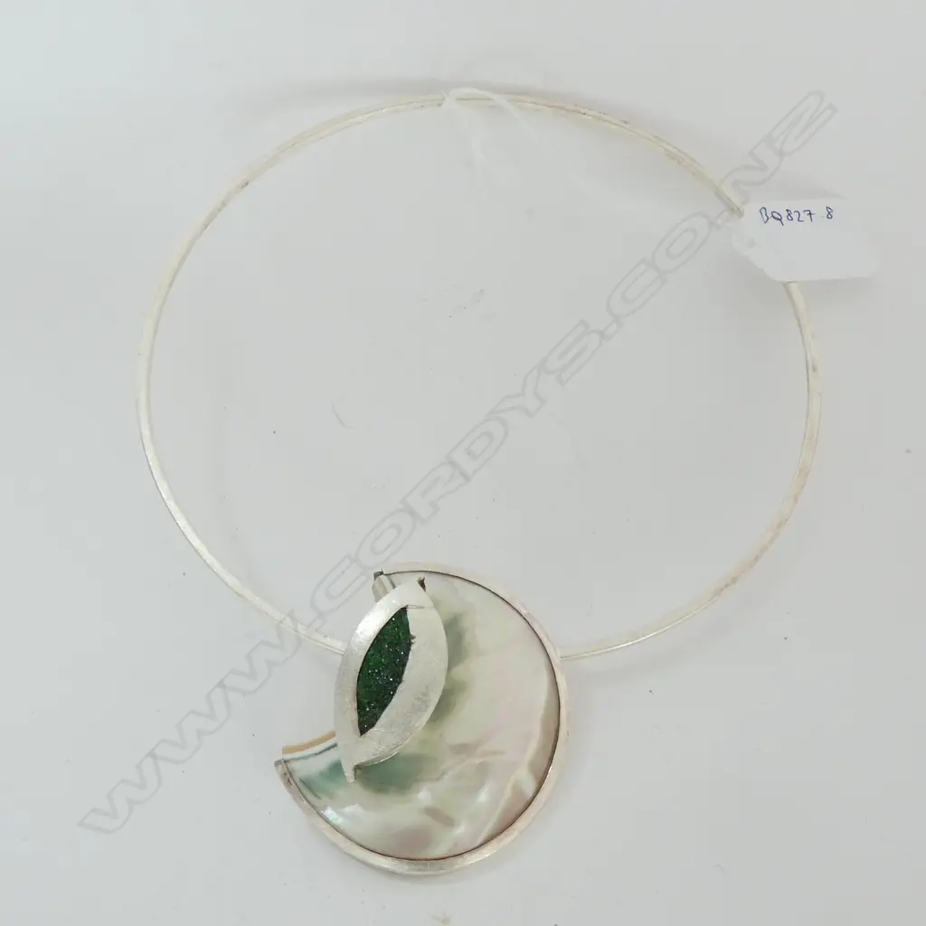CONTEMPORARY SILVER COLLAR NECKLACE WITH RONDEL OF CARVED M-O-P SHELL & EMERALD Image 1++