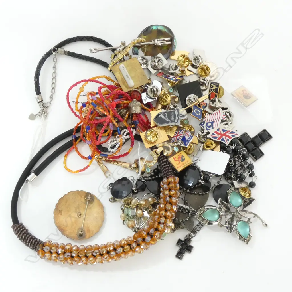 BAG ASSORTED COSTUME JEWELLERY Image 1++