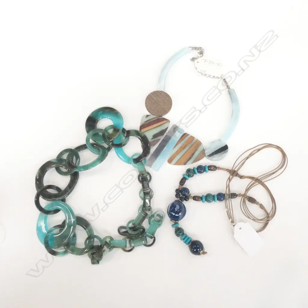 BAG ASSORTED COSTUME JEWELLERY Image 1++