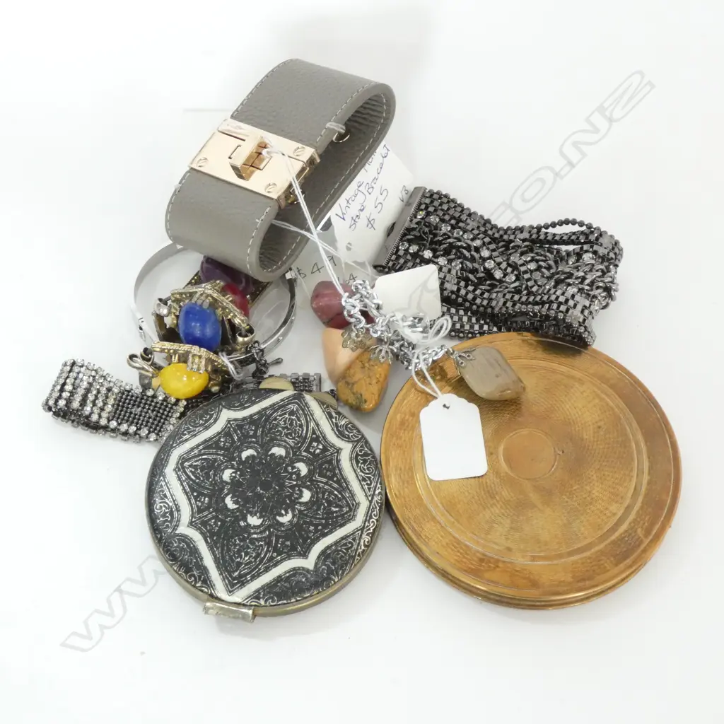 BAG ASSORTED COSTUME JEWELLERY Image 1++