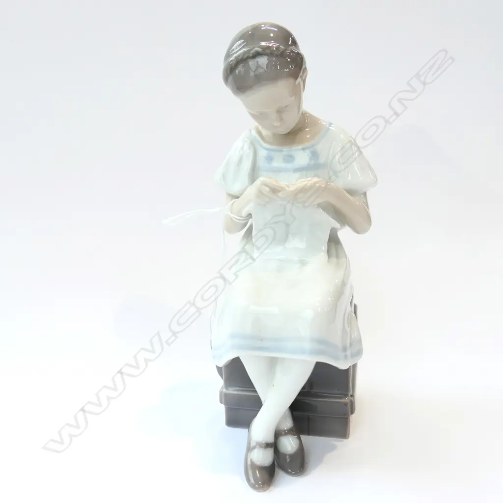 BING & GRONDAHL FIGURE - GIRL KNITTING - #1656 - H. 185MM Image 1++