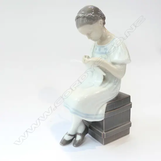 BING & GRONDAHL FIGURE - GIRL KNITTING - #1656 - H. 185MM