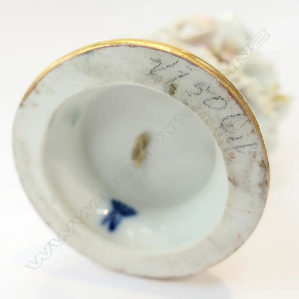 CAPODIMONTE PORCELAIN LADY - GOLD & FLORAL DRESS & PORCELAIN LACE TRIM - H. 205MM (REPAIRED) Image 1++