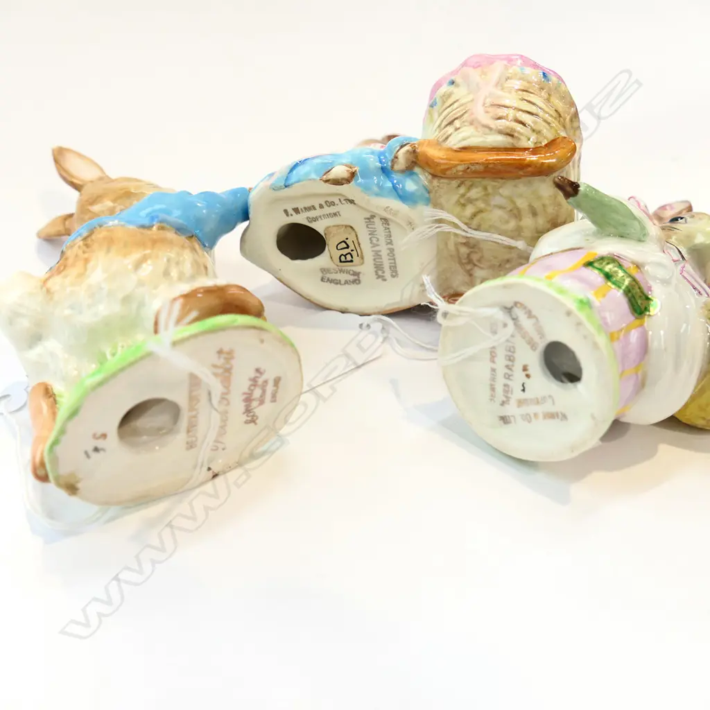 3 BESWICK BEATRIX POTTER FIGURINES; MRS RABBIT / PETER RABBIT & HUNCA MUNCA - TALLEST H. 105MM Image 1++