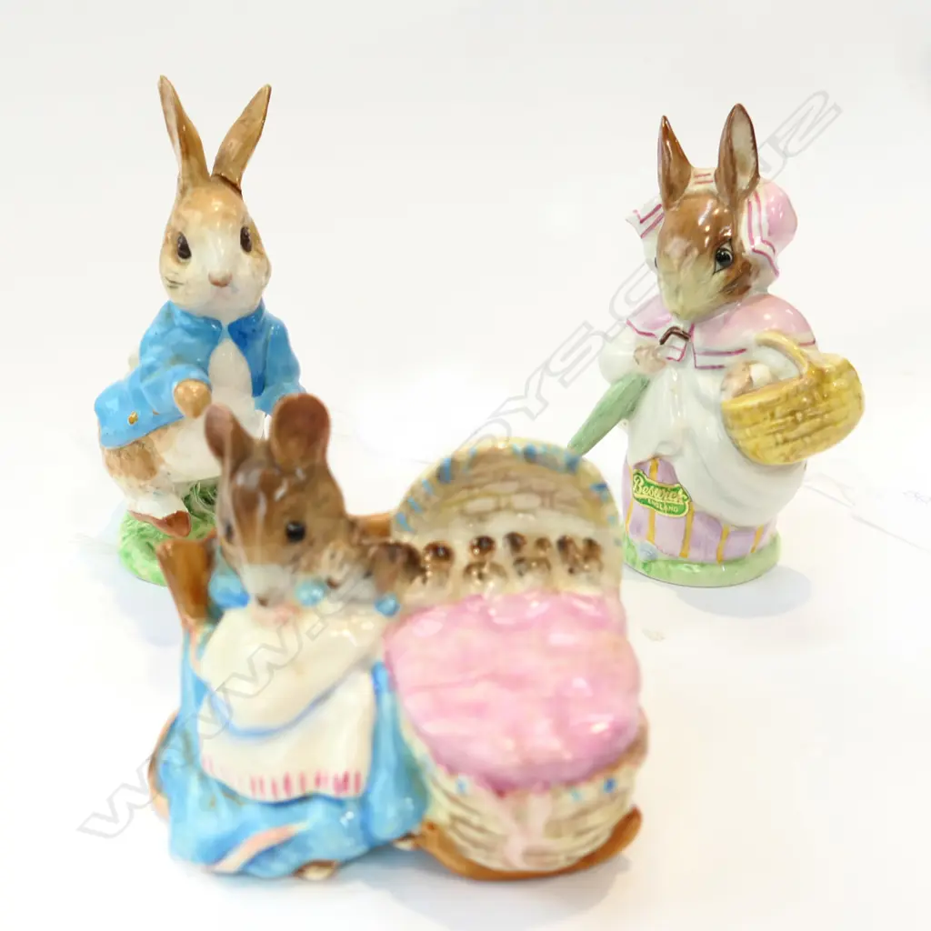 3 BESWICK BEATRIX POTTER FIGURINES; MRS RABBIT / PETER RABBIT & HUNCA MUNCA - TALLEST H. 105MM Image 1++