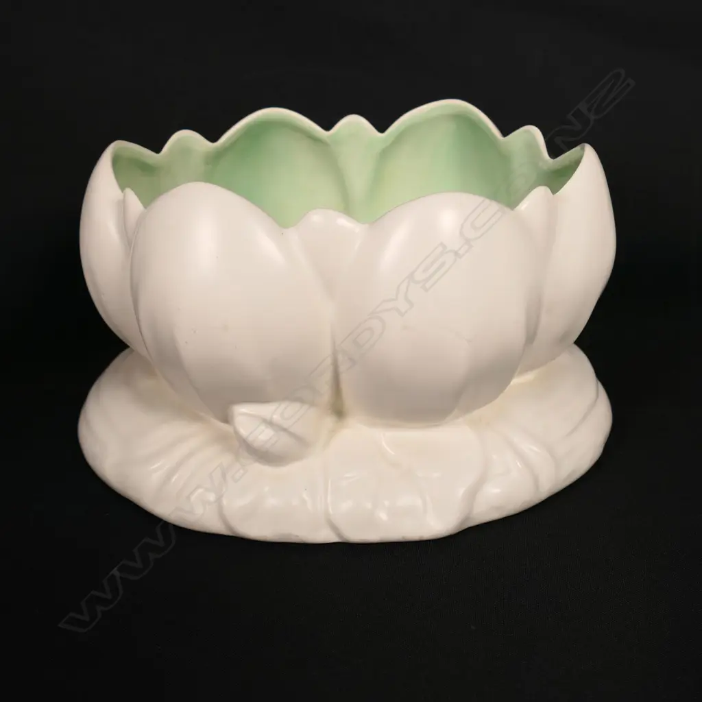 ROYAL STAFFORDSHIRE LOTUS BOWL BY CLARICE CLIFF, GREEN INTERIOR,  H. 130MM Image 1++