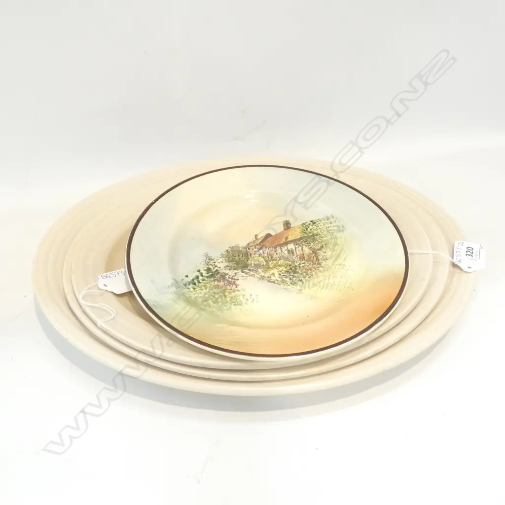 3 GRADUATED CLARICE CLIFF ASHETS & ROYAL DOULTON ANN HATHAWAYS COTTAGE PLATE DIA 215MM Image 1++