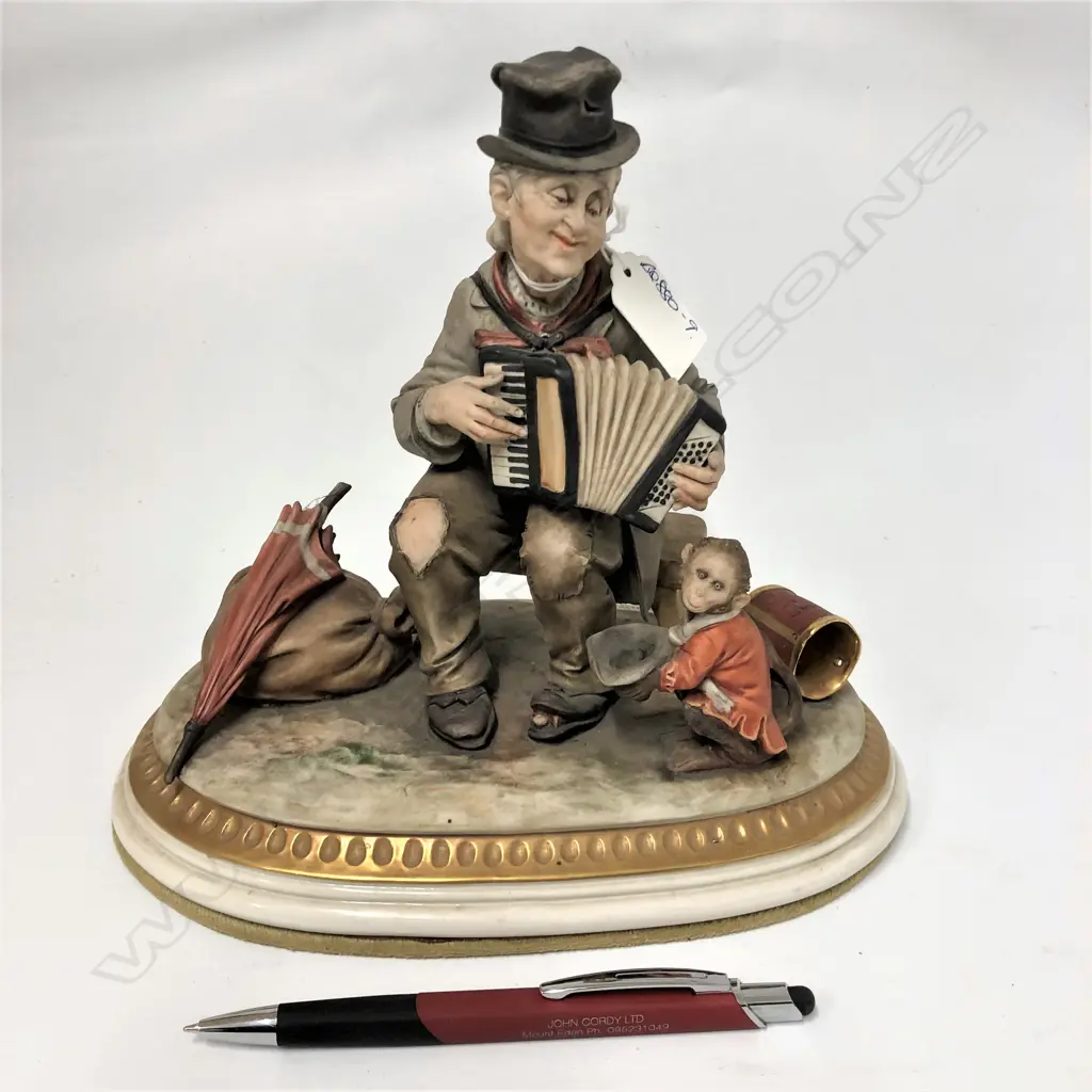 LGE CAPODIMONTE FIGURE - THE ARCORDIAN PLAYER Image 1++