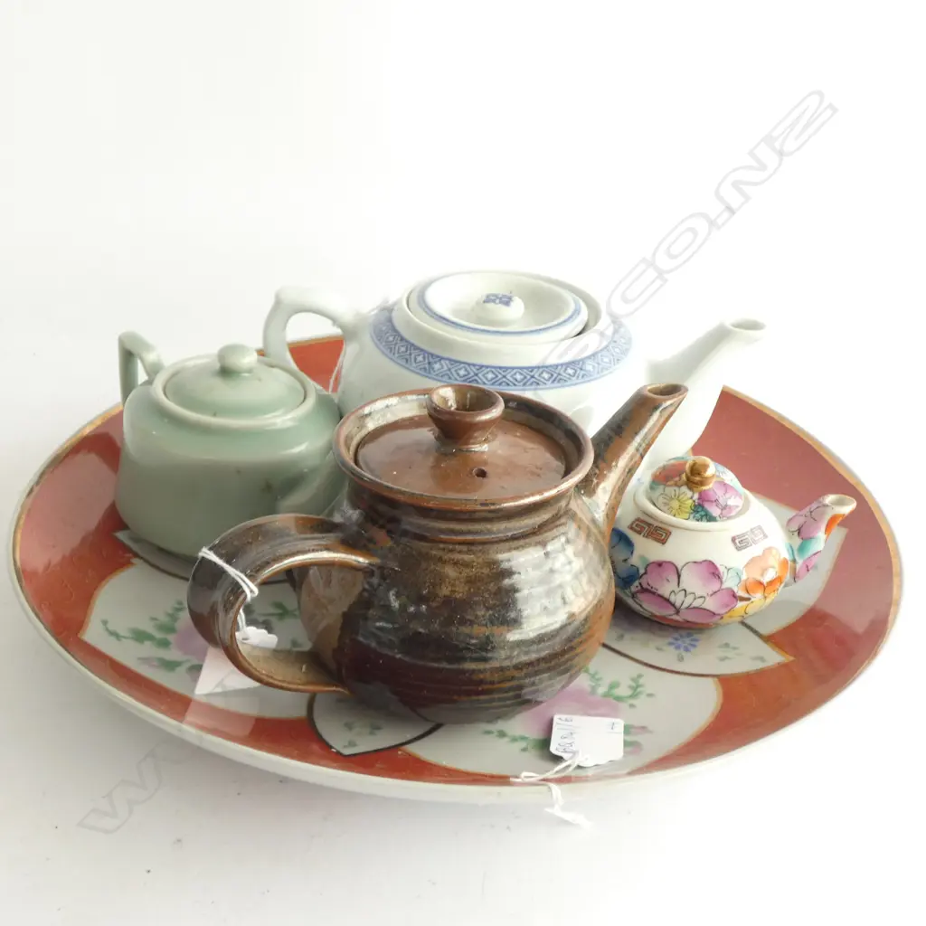 CHINESE PLATE + 4 TEAPOTS  Image 1++
