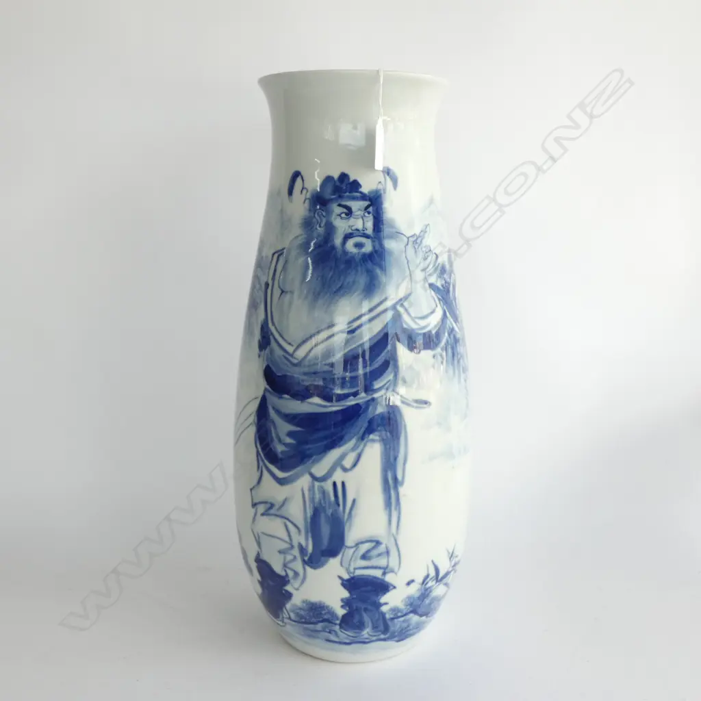 LGE CHINESE VASE WITH BLUE FIGURE IN LANDSCAPE H. 475MM Image 1++