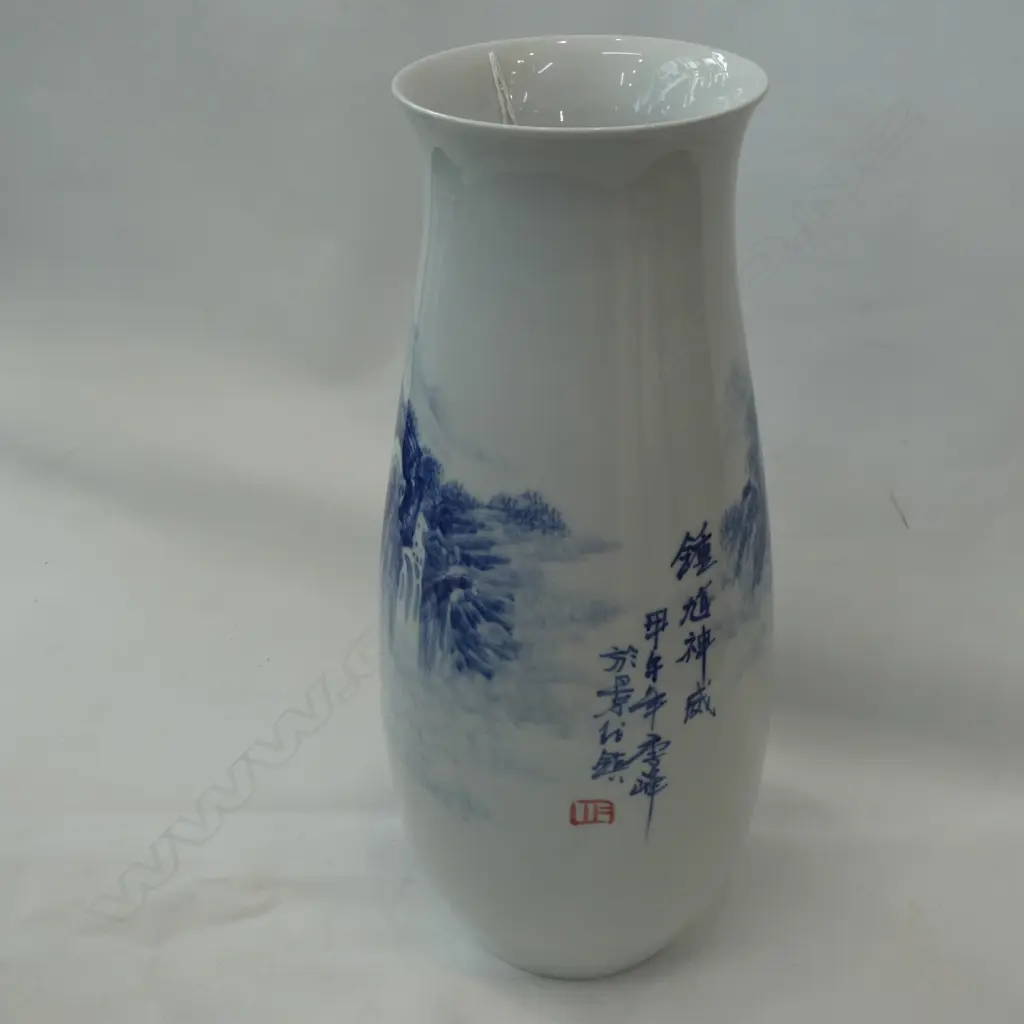 LGE CHINESE VASE WITH BLUE FIGURE IN LANDSCAPE H. 475MM Image 1++