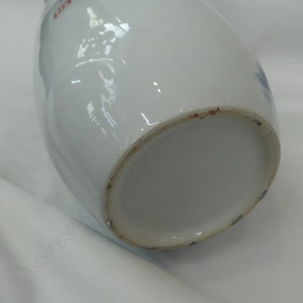 LGE CHINESE VASE WITH BLUE FIGURE IN LANDSCAPE H. 475MM Image 1++