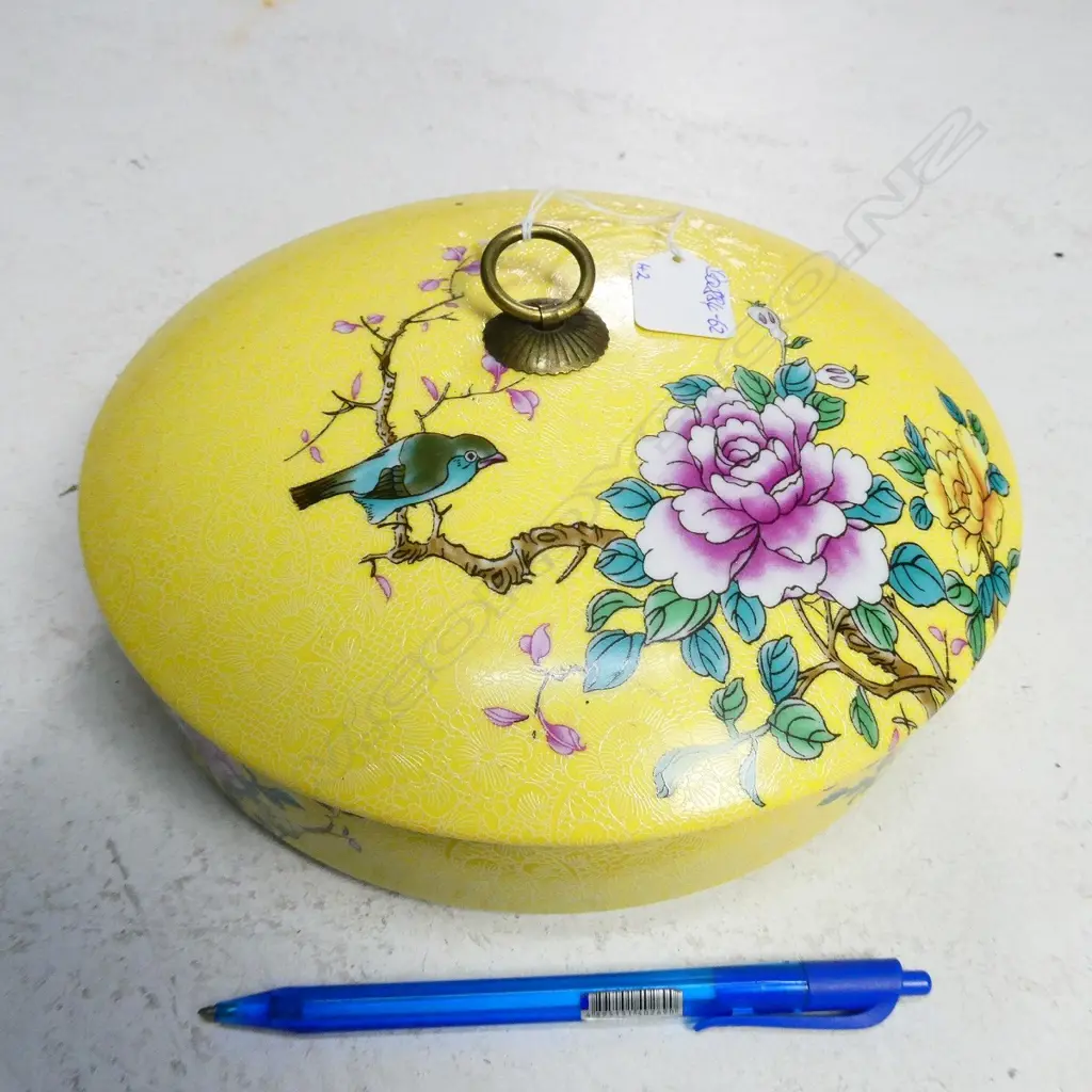 CONTEMPORARY CHINESE ROUND CERAMIC TEA BOX + 2 TEA BRICKS Image 1++