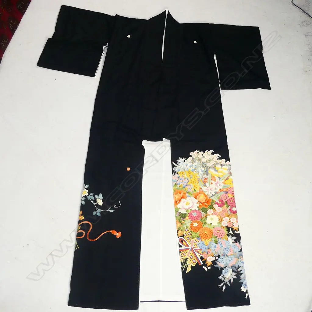 QUALITY JAPANESE HAND PAINTED BLACK SILK KIMONO SIGNED Image 1++