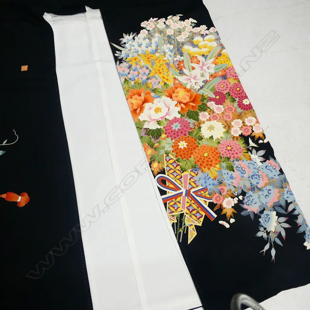 QUALITY JAPANESE HAND PAINTED BLACK SILK KIMONO SIGNED Image 1++