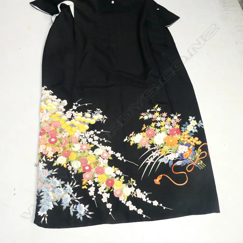 QUALITY JAPANESE HAND PAINTED BLACK SILK KIMONO SIGNED Image 1++