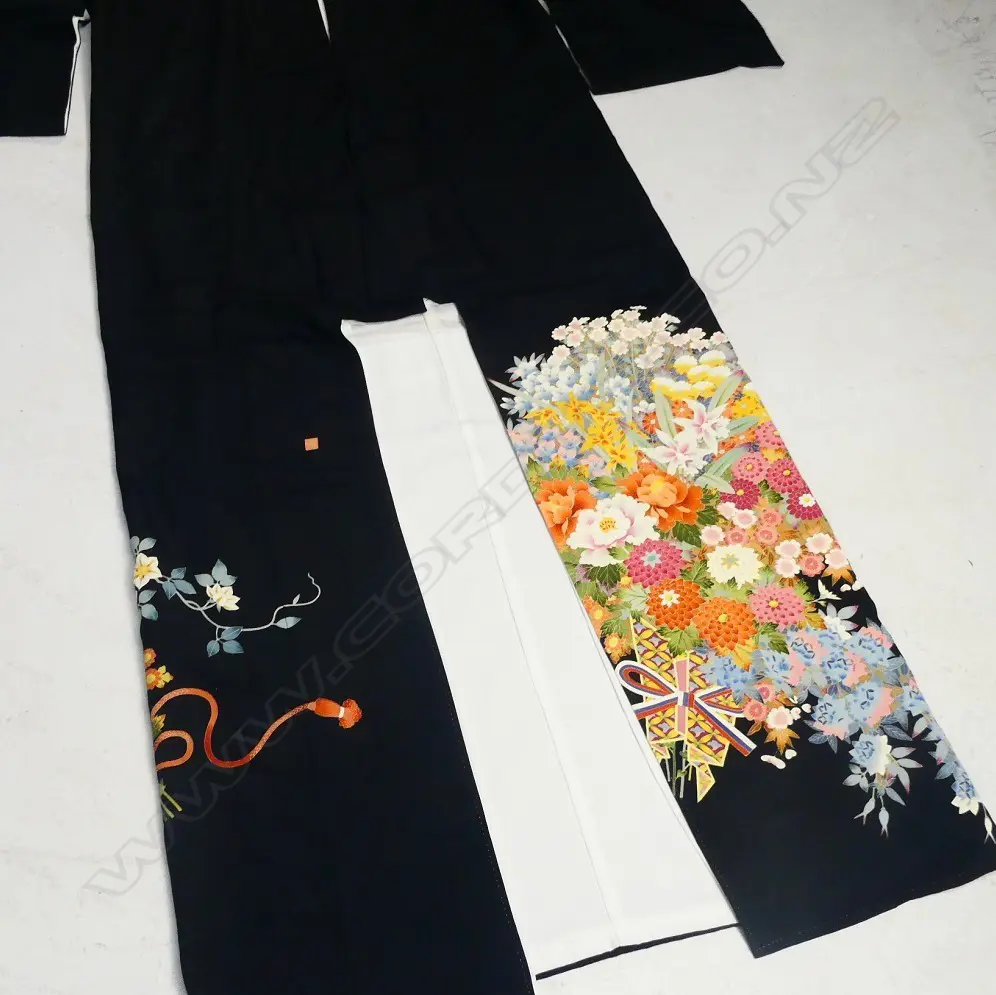 QUALITY JAPANESE HAND PAINTED BLACK SILK KIMONO SIGNED Image 1++