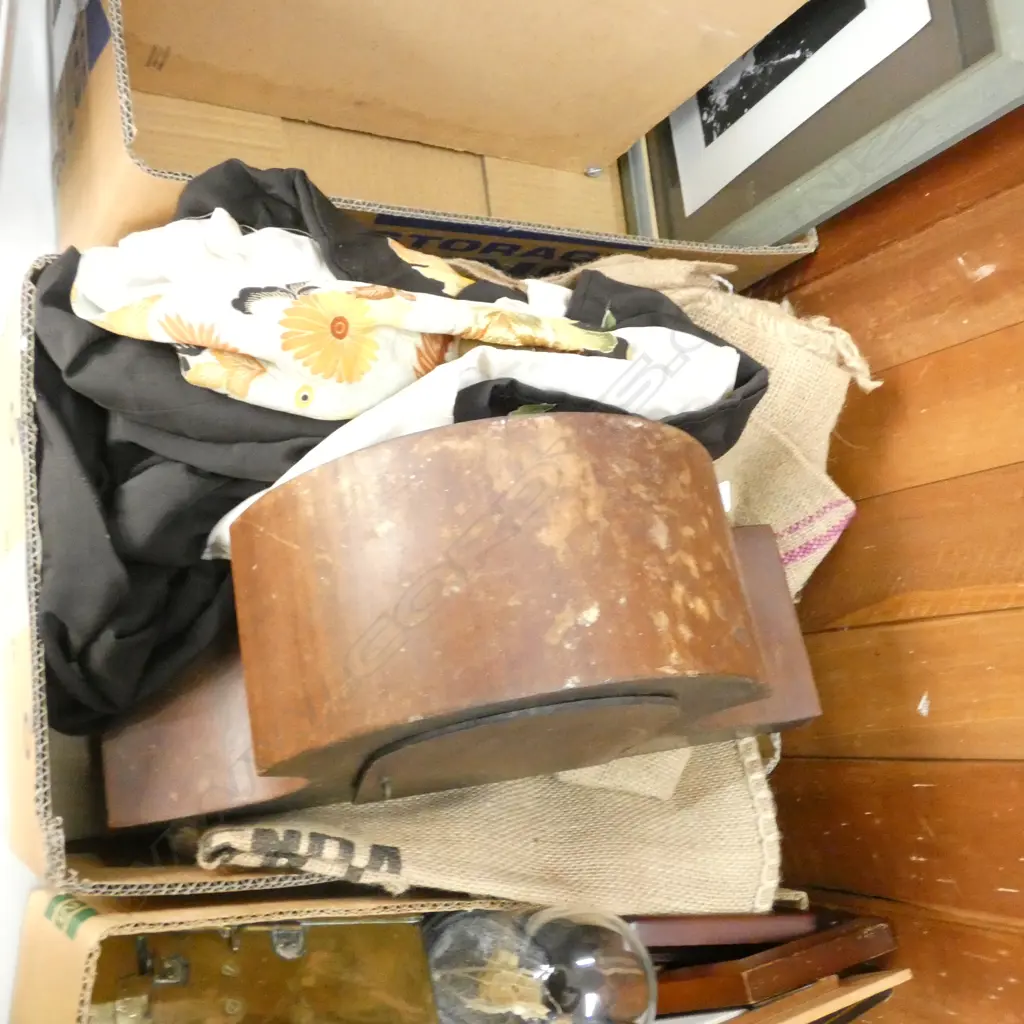 BOX LOT COFFEE BAGS, CLOCK, KIMONO Image 1++