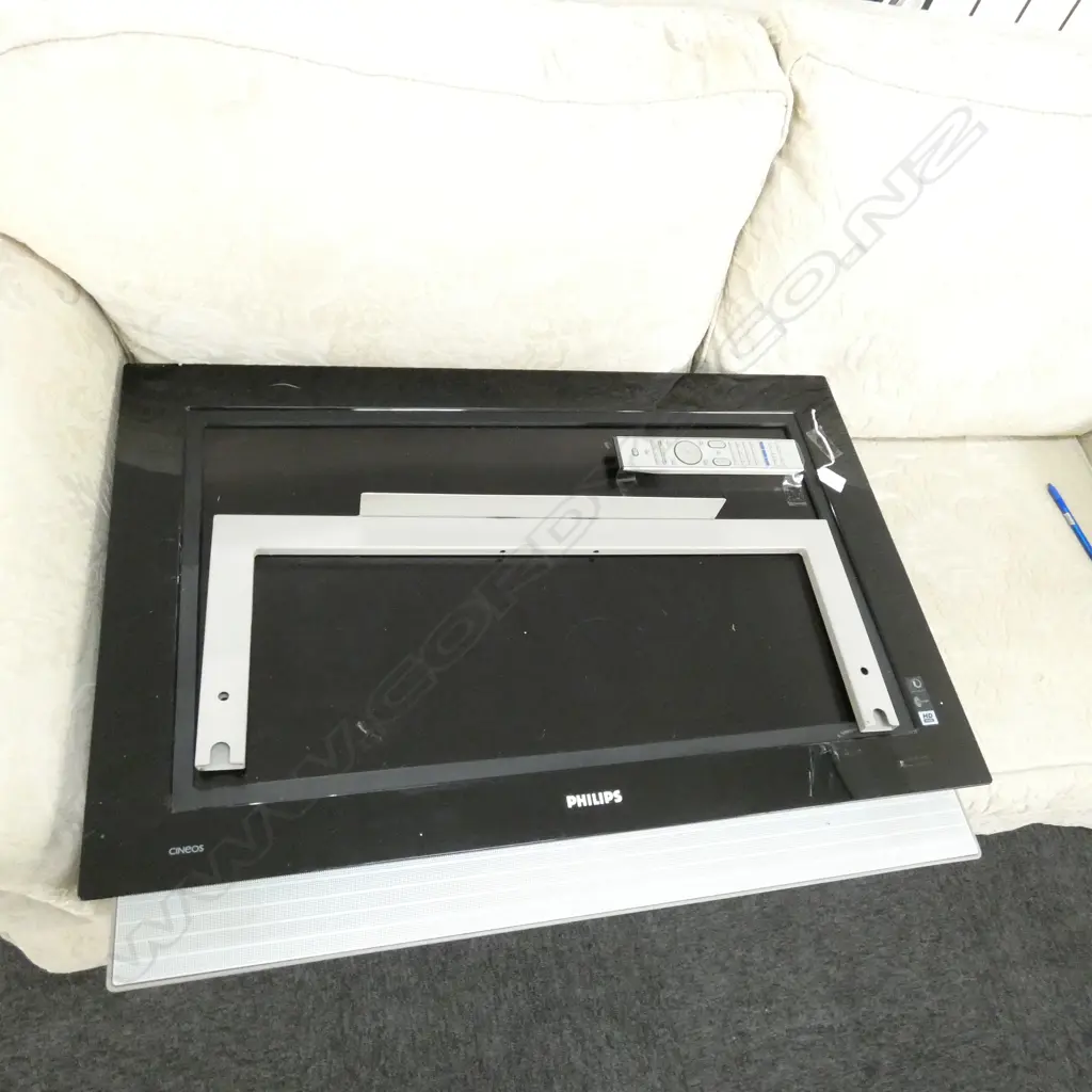 PHILIPS TV w REMOTE & WALL BRACKET Image 1++