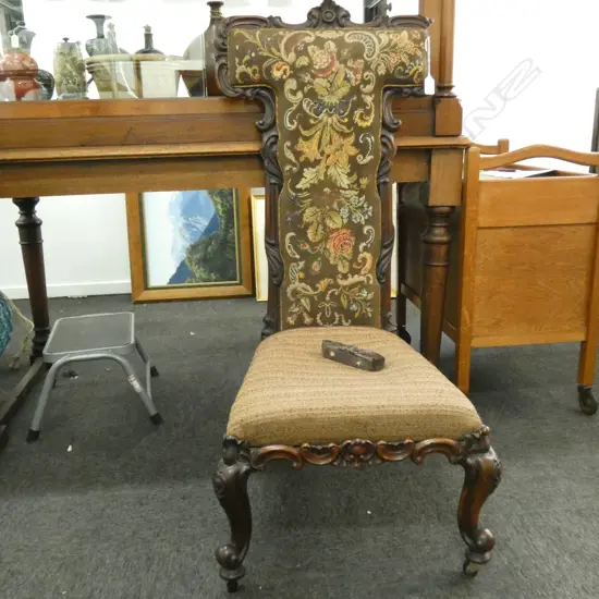 EMBROIDERED PRAYER CHAIR H. 1170MM