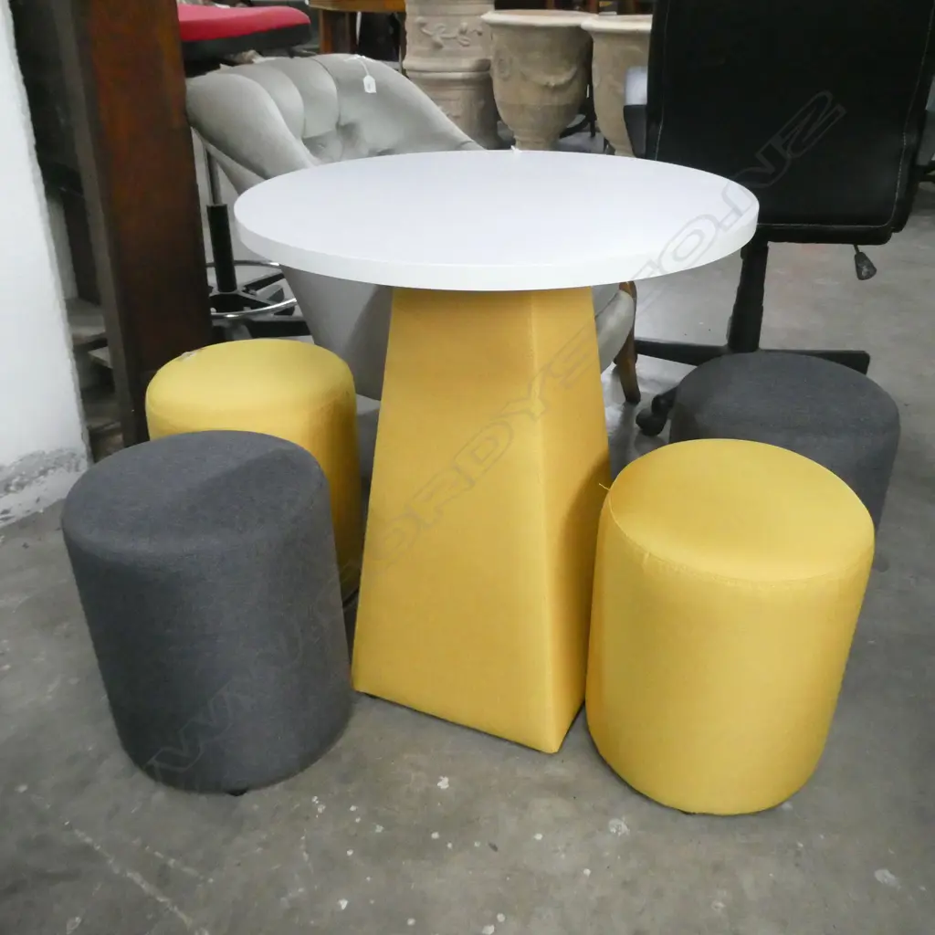 YELLOW BASE TABLE H. 690MM + 4 POUFS  Image 1++