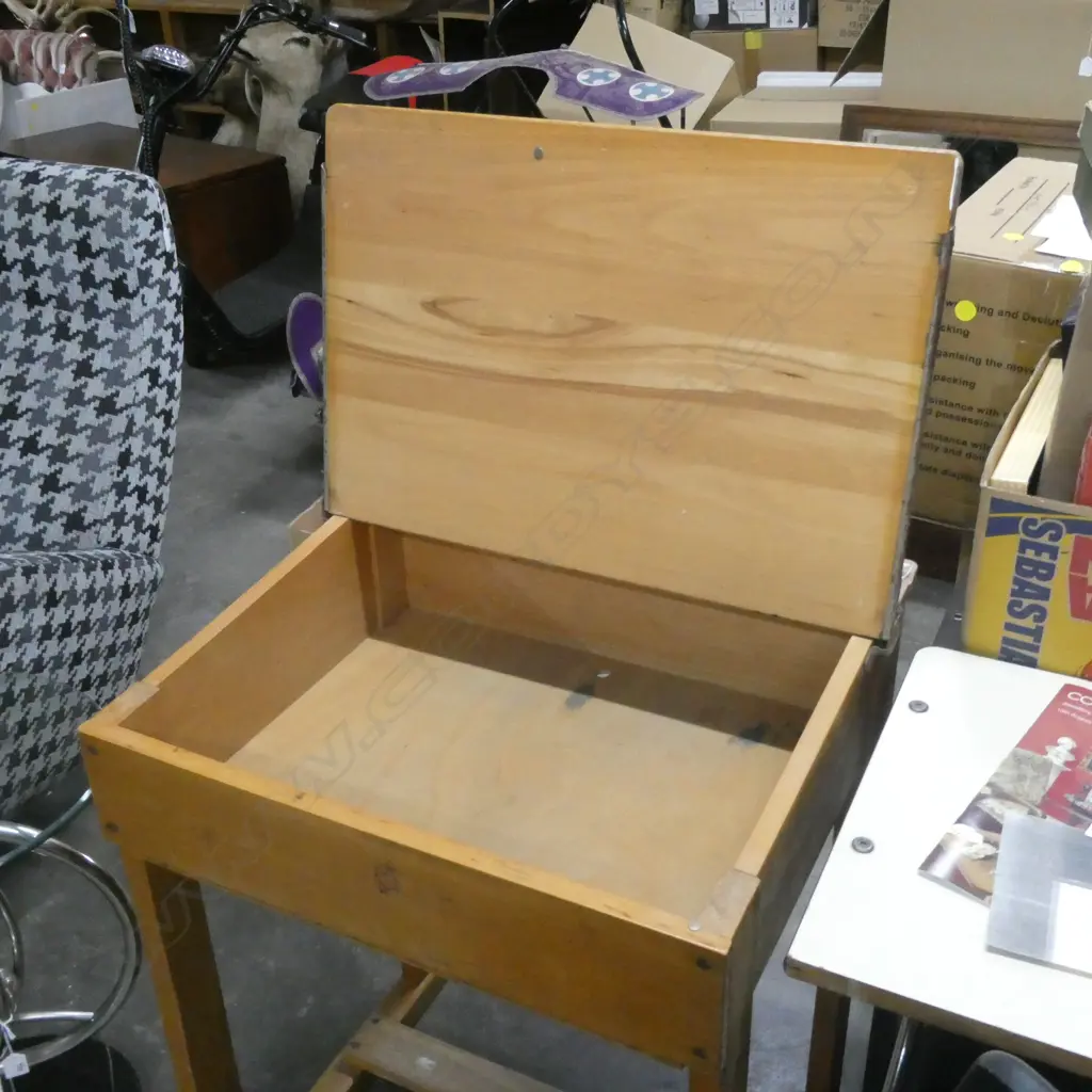 VINTAGE SCHOOL DESK Image 1++