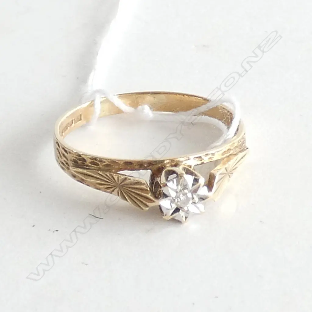 9CT GOLD & DIAMOND ENGAGEMENT RING ILLUSION SET Image 1++