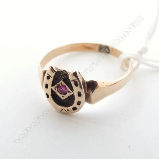 9 CT GOLD HORSESHOE RING 